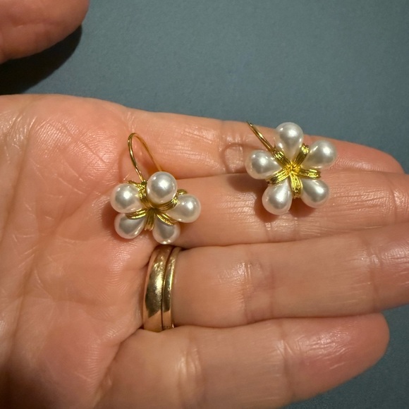 Nee Korean Trend Flower Shape Pearls Earrings For Women - Picture 2 of 3